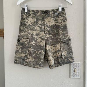 Trooper Digital Camo cargo shorts boys sz: Large